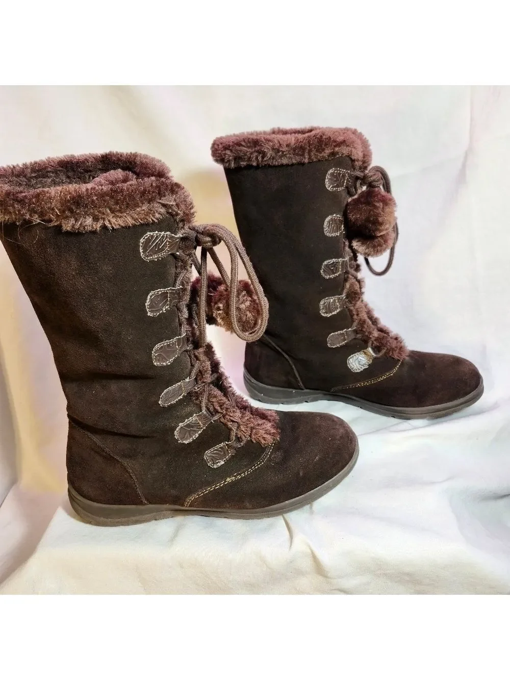 White Mountain vintage design faux sharpa lining suede leather w/cute pom poms